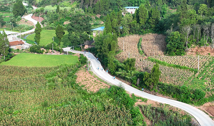 圖2  8月11日，重慶市榮昌區(qū)遠(yuǎn)覺鎮(zhèn)高觀音村，農(nóng)民運(yùn)動(dòng)員競(jìng)技迷你馬拉松比賽（無(wú)人機(jī)照片）。.png