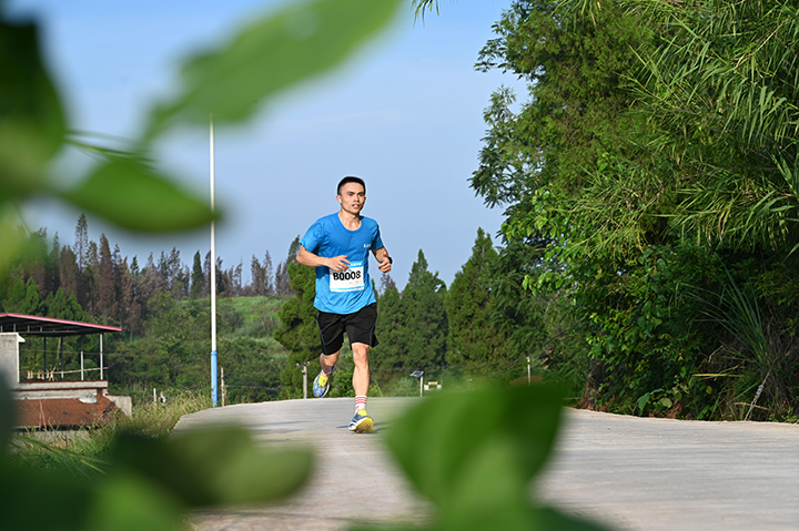 圖3  8月11日，重慶市榮昌區(qū)遠(yuǎn)覺鎮(zhèn)高觀音村，農(nóng)民運(yùn)動(dòng)員在迷你馬拉松比賽中大顯身手。.png