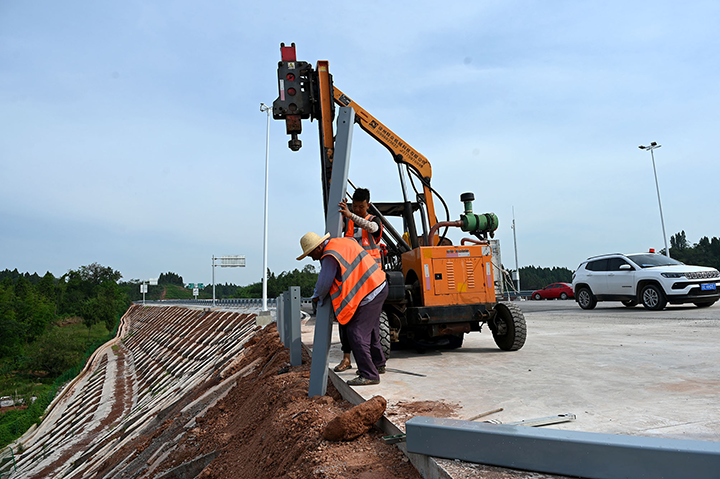 圖2  8月11日，內(nèi)江市東興區(qū)內(nèi)大高速公路項目施工現(xiàn)場，建設(shè)者們在高溫下加快交安工程施工進度。.png