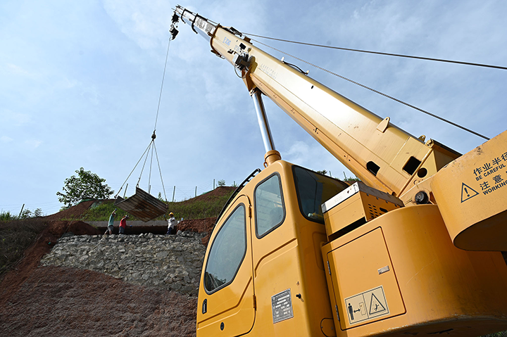 圖4  建設(shè)者們正在修繕護坡。.png