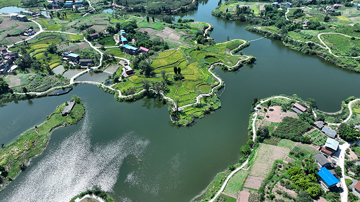圖2  8月10日，內(nèi)江市東興區(qū)永興鎮(zhèn)蓮花村，青山綠水與藍(lán)天白云相映成景，扮靚了美麗家園（無人機照片）。.png
