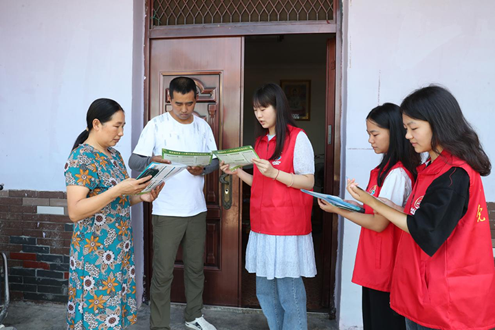 圖片2 8月14日，四川省廣安市廣安區(qū)大龍鎮(zhèn)環(huán)保志愿者在向戰(zhàn)斗村群眾宣傳生態(tài)環(huán)境保護相關法律法規(guī)，提高群眾的生態(tài)文明意識，營造濃厚生態(tài)文化氛圍。.png