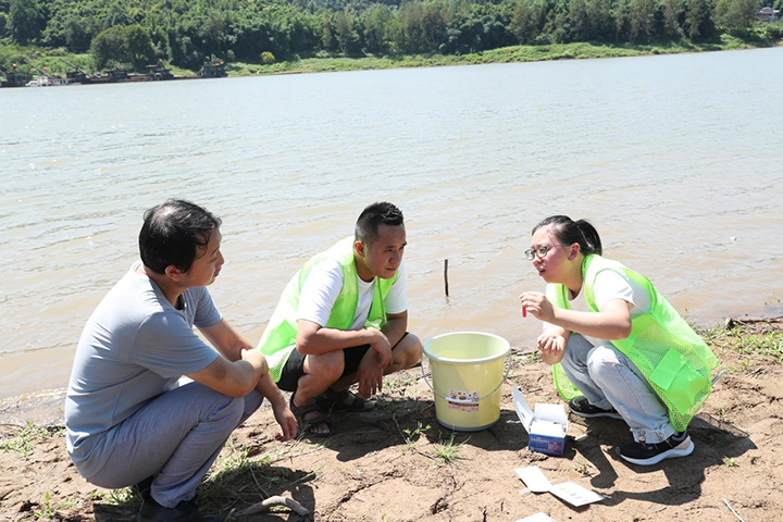 圖片5 8月14日，廣安區(qū)生態(tài)環(huán)境局環(huán)保志愿者在渠江邊現(xiàn)場向大龍鎮(zhèn)干部示范講解如何用水質(zhì)快速檢測包檢測水質(zhì)。.png