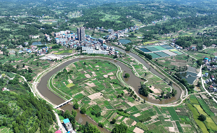 圖2  8月15日，內(nèi)江市東興區(qū)楊家鎮(zhèn)在青山綠水掩映中秀美如畫(huà)（無(wú)人機(jī)照片）。.png