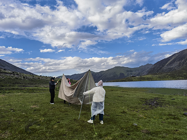 3露營(yíng)深受年輕人喜愛(ài) 圖為阿壩州金川縣牛肝馬肺海.png