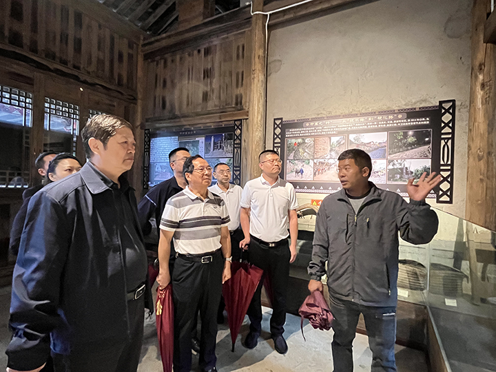 1 黨的二十大代表、中寨司莫拉村黨支部書(shū)記趙家清（右）介紹村里的鄉(xiāng)村旅游發(fā)展情況.png