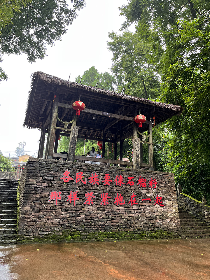 5 司莫拉村的廣場(chǎng).png