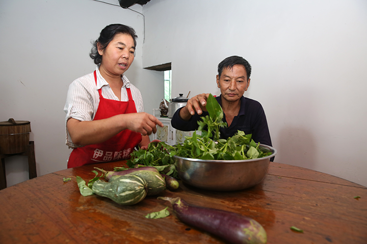 1694511126349191.png 4群眾在家里擇菜.png