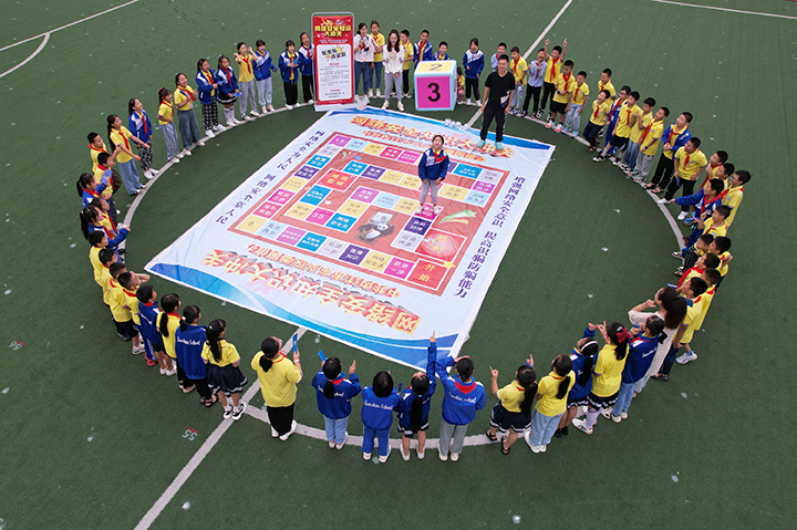 圖2  2023年9月12日，在四川省內江市東興區(qū)陽光學校，學生踴躍參加網(wǎng)絡安全知識大沖關互動游戲。.png