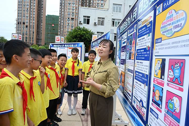 圖4  老師正在給學生們講解網(wǎng)絡安全知識.png