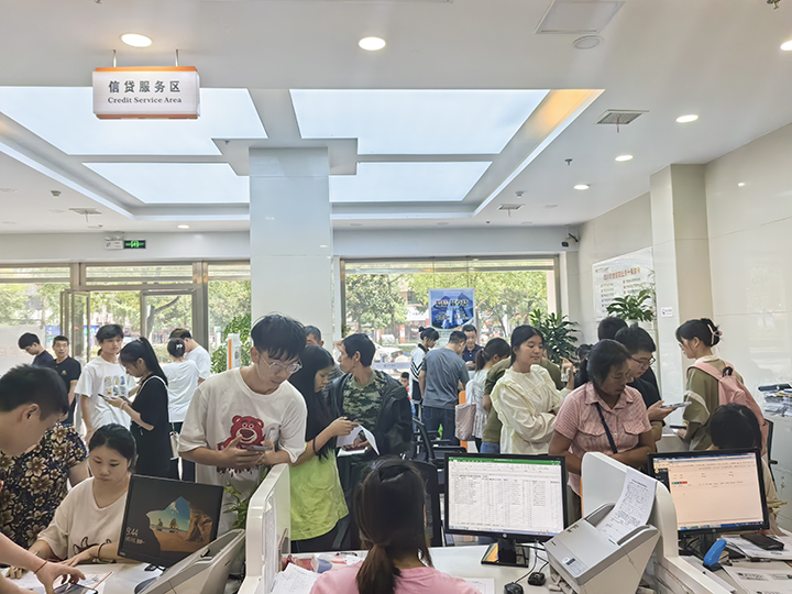 2助學(xué)貸款辦理現(xiàn)場(chǎng).png