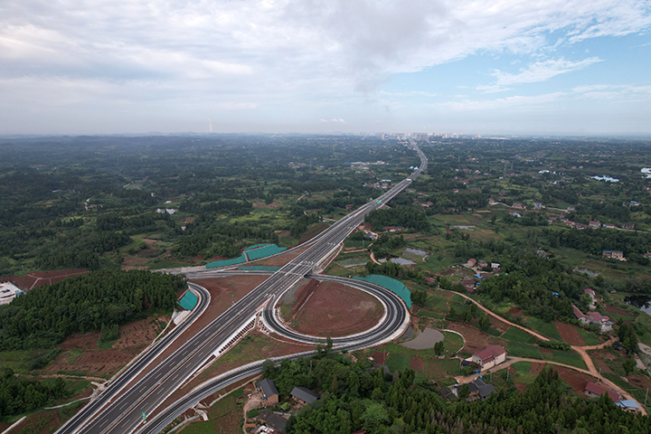 1 2023年9月13日，從空中俯瞰新建成的內(nèi)（江）大（足）高速公路四川省內(nèi)江市東興區(qū)段　　.png