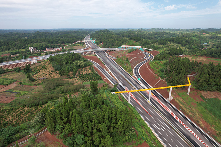2 2023年9月13日，從空中俯瞰新建成的內(nèi)（江）大（足）高速公路四川省內(nèi)江市東興區(qū)段 .png