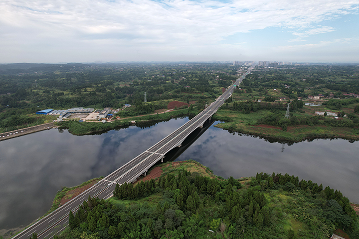 3 2023年9月13日，從空中俯瞰新建成的內(nèi)（江）大（足）高速公路四川省內(nèi)江市東興區(qū)段。.png