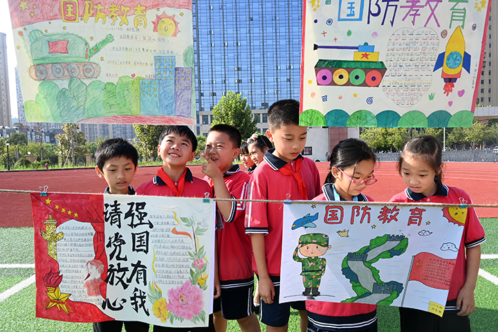 圖2  2023年9月14日，四川省內(nèi)江市東興區(qū)牛牦山小學，學生們在參觀國防教育主題手抄報優(yōu)秀作品展。.png