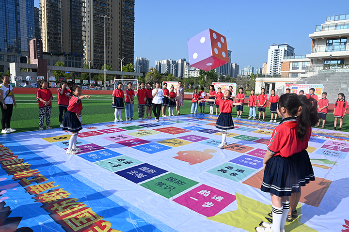 圖4  學生們在參加國防知識大沖關(guān)趣味游戲.png