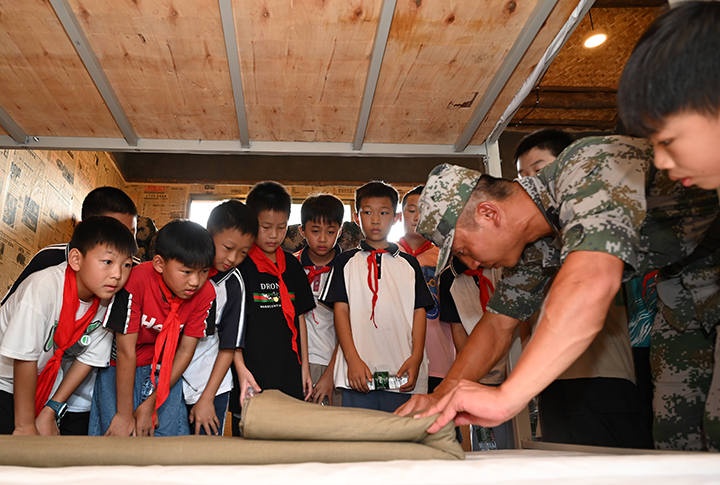 圖4  孩子們正在學(xué)習(xí)整理內(nèi)務(wù).png