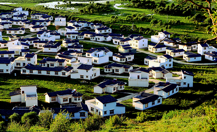 5草原上美麗的村落 紅原縣委宣傳部供圖.png