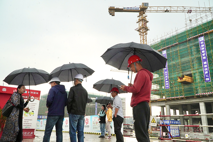 1695200053405360.png 圖二 建設(shè)中的廣安區(qū)現(xiàn)代服務(wù)業(yè)產(chǎn)業(yè)園二期項(xiàng)目 羅梓毓攝.png