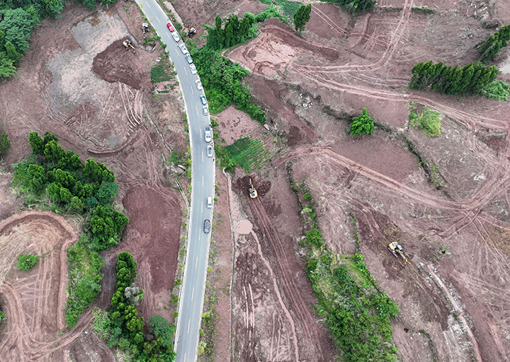 圖4  9月19日，內(nèi)江市東興區(qū)郭家村，農(nóng)機(jī)手駕駛著施工機(jī)械整地備耕（無(wú)人機(jī)照片）。.png