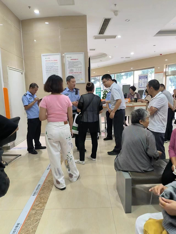 2派出所工作人員耐心勸誡溝通.png