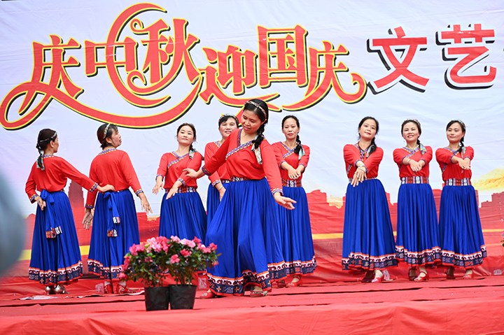 圖1   9月24日，內(nèi)江五初中，文藝工作者載歌載舞，慶中秋，迎國慶。.png