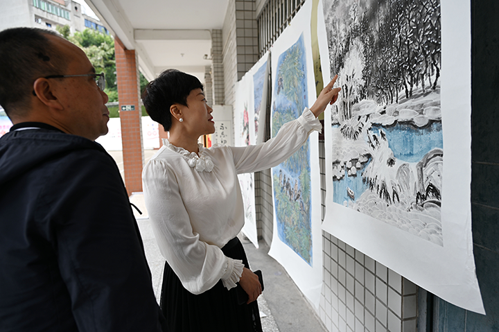 圖3  書法聯(lián)展吸引了眾多干部群眾的視線.png