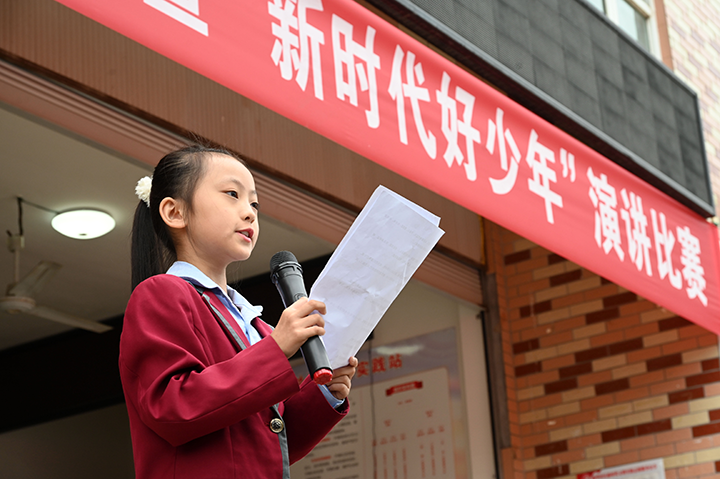圖1  9月23日，內(nèi)江市東興區(qū)東興街道新華社區(qū)，選手們通過演講比賽進(jìn)行“鄉(xiāng)村普通話”擂臺PK。.png
