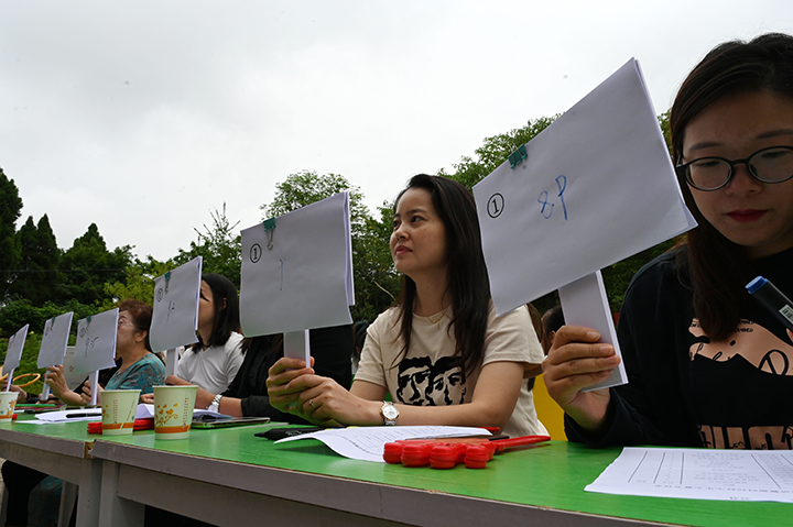 圖2  評委現(xiàn)場亮牌打分.png