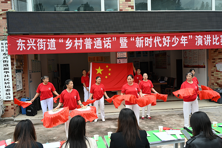 圖4  當(dāng)?shù)厝罕娸d歌載舞聲援鄉(xiāng)村普通話擂臺PK.png