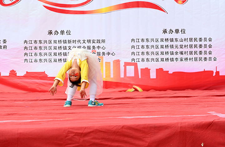 圖4  精彩的文藝節(jié)目吸引了當(dāng)?shù)鼐用窈瓦^往游客的目光.png