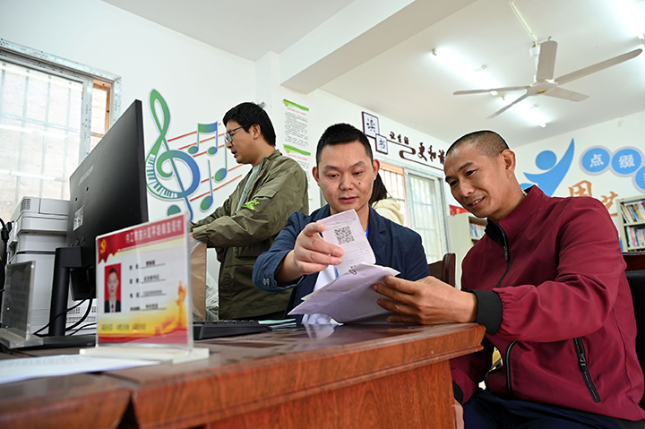 圖2  村便民服務(wù)站工作人員為群眾辦事.png