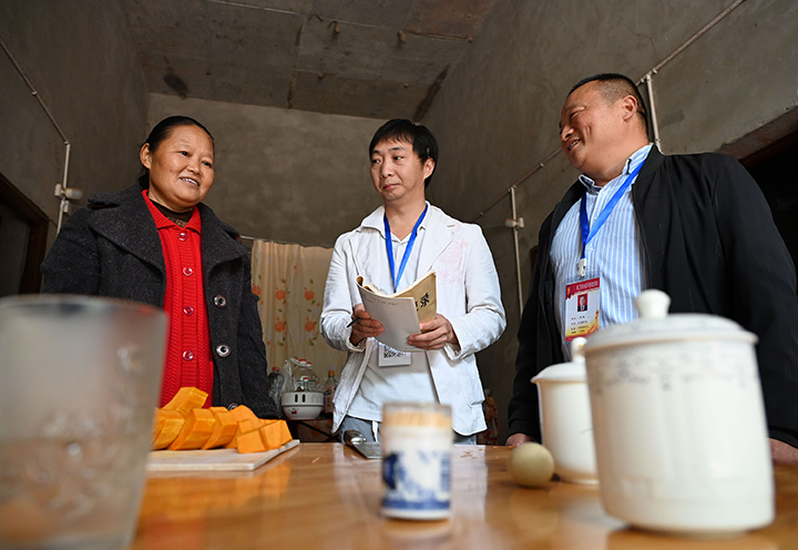 圖5 村便民服務(wù)站工作人員上門服務(wù)辦事群眾.png