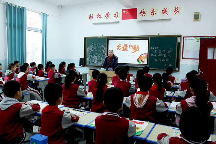 圖1  紀(jì)檢干部宣講實行光盤行動的意義.png