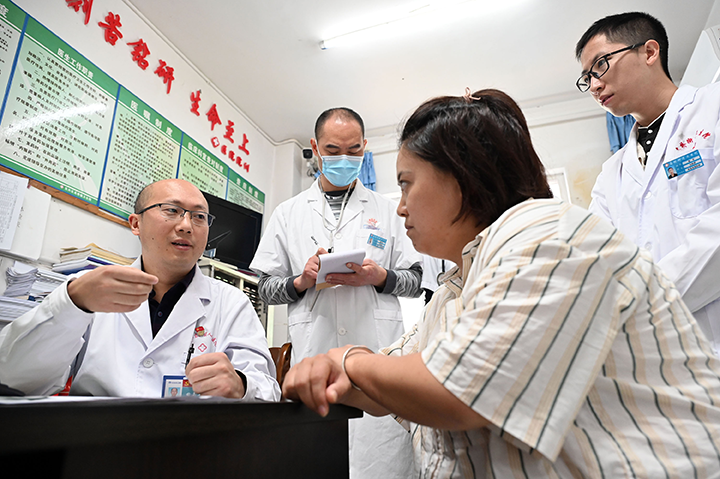 圖1  10月17日，內(nèi)江市東興區(qū)高橋街道衛(wèi)生院，專家坐診給基層群眾送去健康福祉。.png