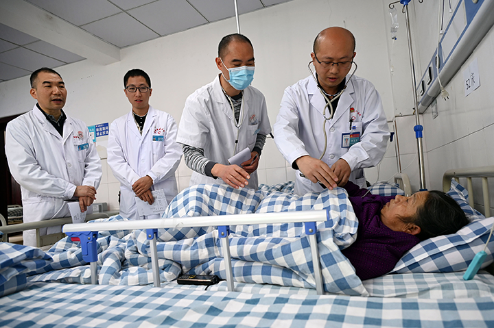 圖2  醫(yī)護人員在病房進行教學查房.png