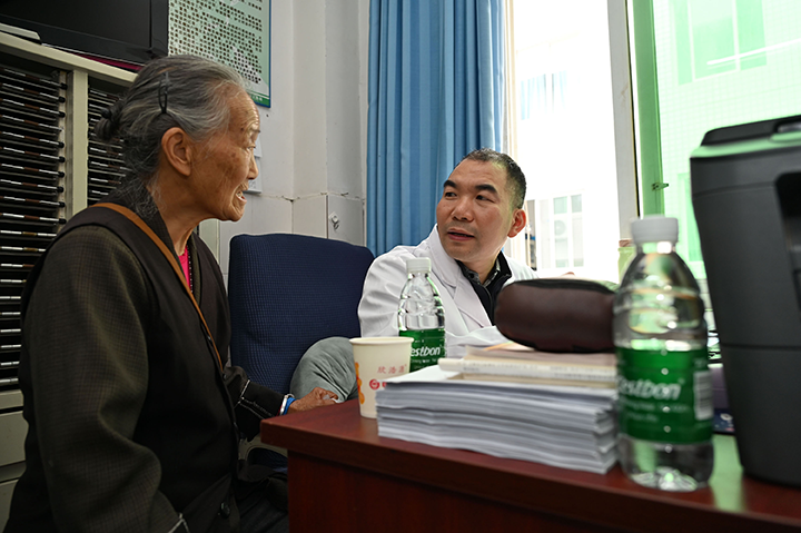 圖4  醫(yī)護人員為群眾看病.png