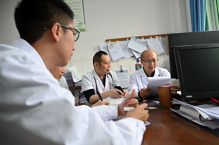 圖3  醫(yī)護人員開展疑難雜癥分析研討.png