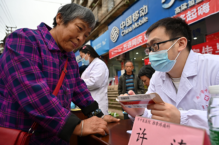 圖3  醫(yī)護(hù)人員為社區(qū)居民提供用藥指導(dǎo).png