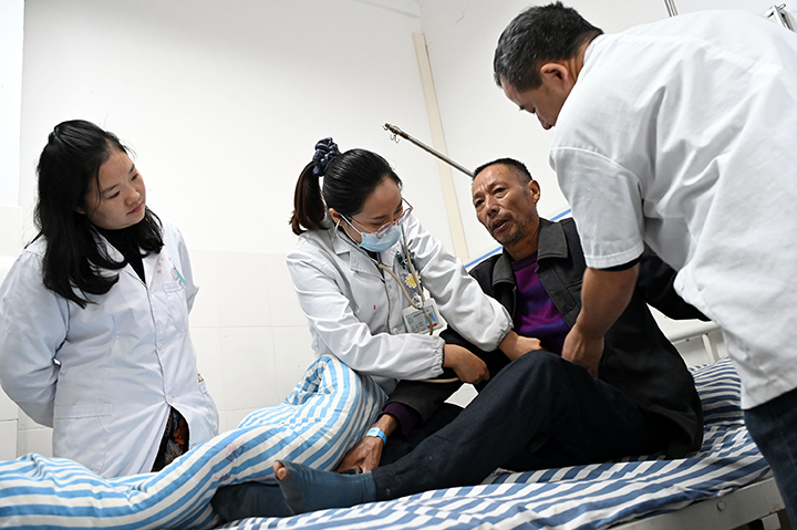 圖5  醫(yī)護(hù)人員在病房進(jìn)行教學(xué)查房.png