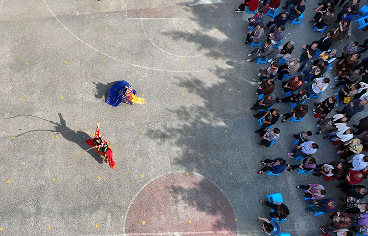 圖1  10月21日，內(nèi)江市東興區(qū)新江街道紅旗社區(qū)，川劇絕活“變臉吐火”表演贏得滿場叫好（無人機(jī)照片）。.jpg