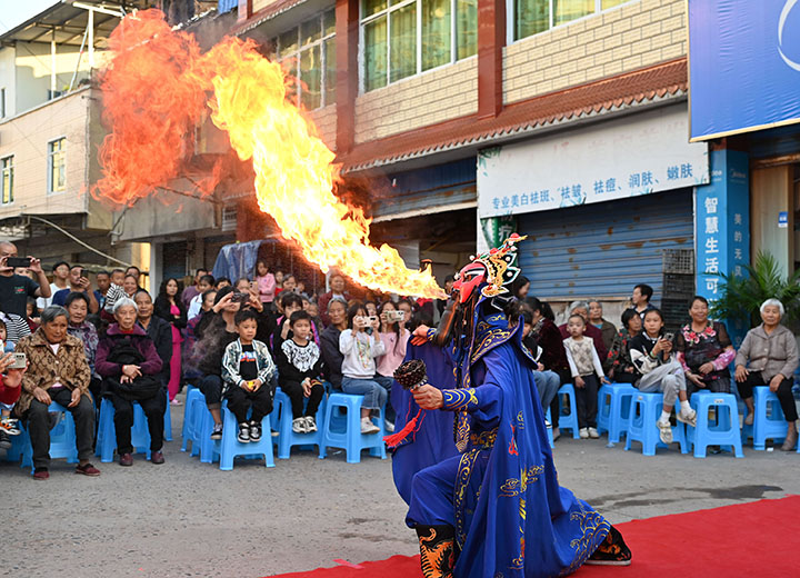 圖2  10月21日，內(nèi)江市東興區(qū)新江街道清流社區(qū)，戲劇演員表演川劇絕活“變臉吐火”。.jpg