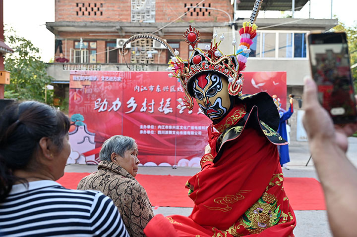 圖3  戲劇演員與觀眾互動.jpg