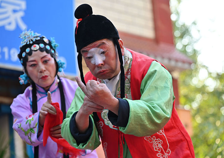 圖4  10月21日，內(nèi)江市東興區(qū)新江街道紅旗社區(qū)，精彩的戲劇表演給基層群眾帶來了豐盛的視聽盛宴。.jpg