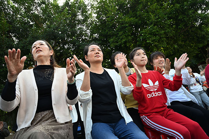 圖5  精彩的表演贏得了群眾的陣陣掌聲.jpg