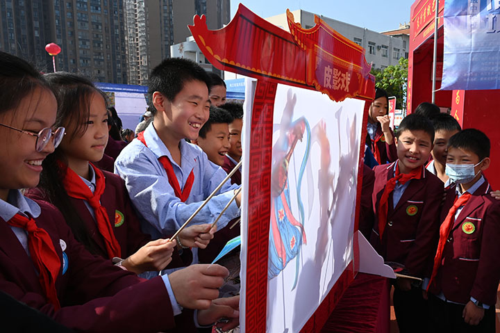 圖1  2023年10月30日，四川省內(nèi)江市東興區(qū)陽光學校，學生們在體驗科學小實驗《皮影戲原理》。.jpg