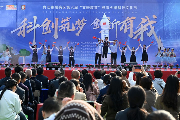 圖4  學生們在青少年科技文化節(jié)上和“航天員”互動.jpg