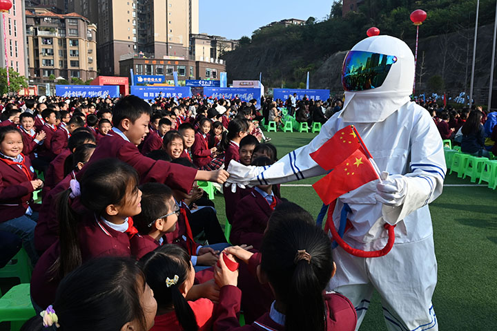 圖5  2023年10月30日，四川省內(nèi)江市東興區(qū)在陽光學校舉行第六屆“科創(chuàng)筑夢 創(chuàng)新有我”青少年科技文化節(jié)。.jpg