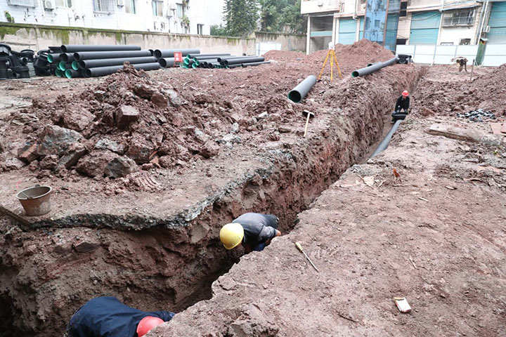 圖2廣福街道望江社區(qū)青蓮西街183號統(tǒng)計院小區(qū)改造現(xiàn)場，施工人員正在改造下水道官網.jpg