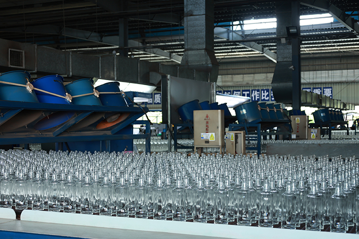 1699001973170710.jpg 2玻璃酒瓶生產(chǎn)線 周淼葭 攝.JPG